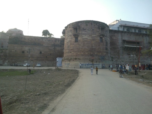 This Is Allahabad's Fort built  by great ruler King Ashoka! Now it's under the control of Indian Army! 